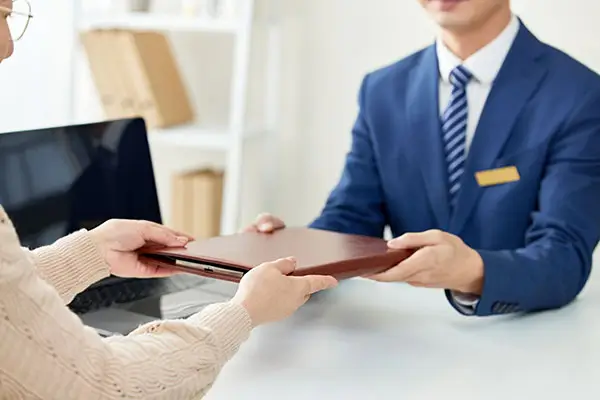 为什么电脑底部部分白屏